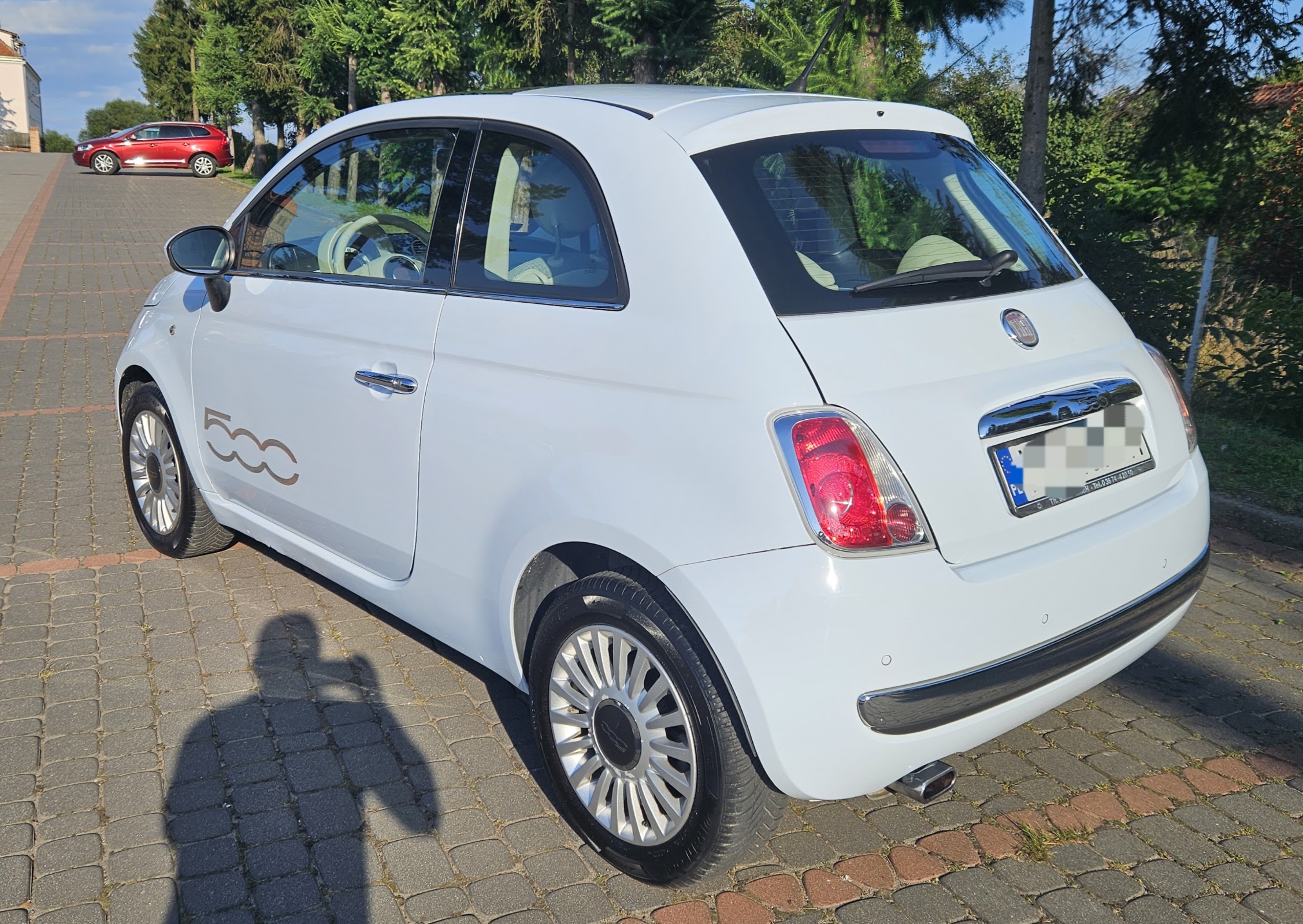 Biały Fiat 500 po detailingu zewnętrznym