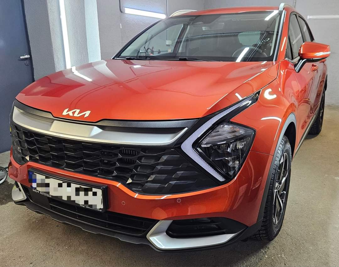 Pomarańczowa Kia Sportage po myciu detailingowym w hali ASN Detailing