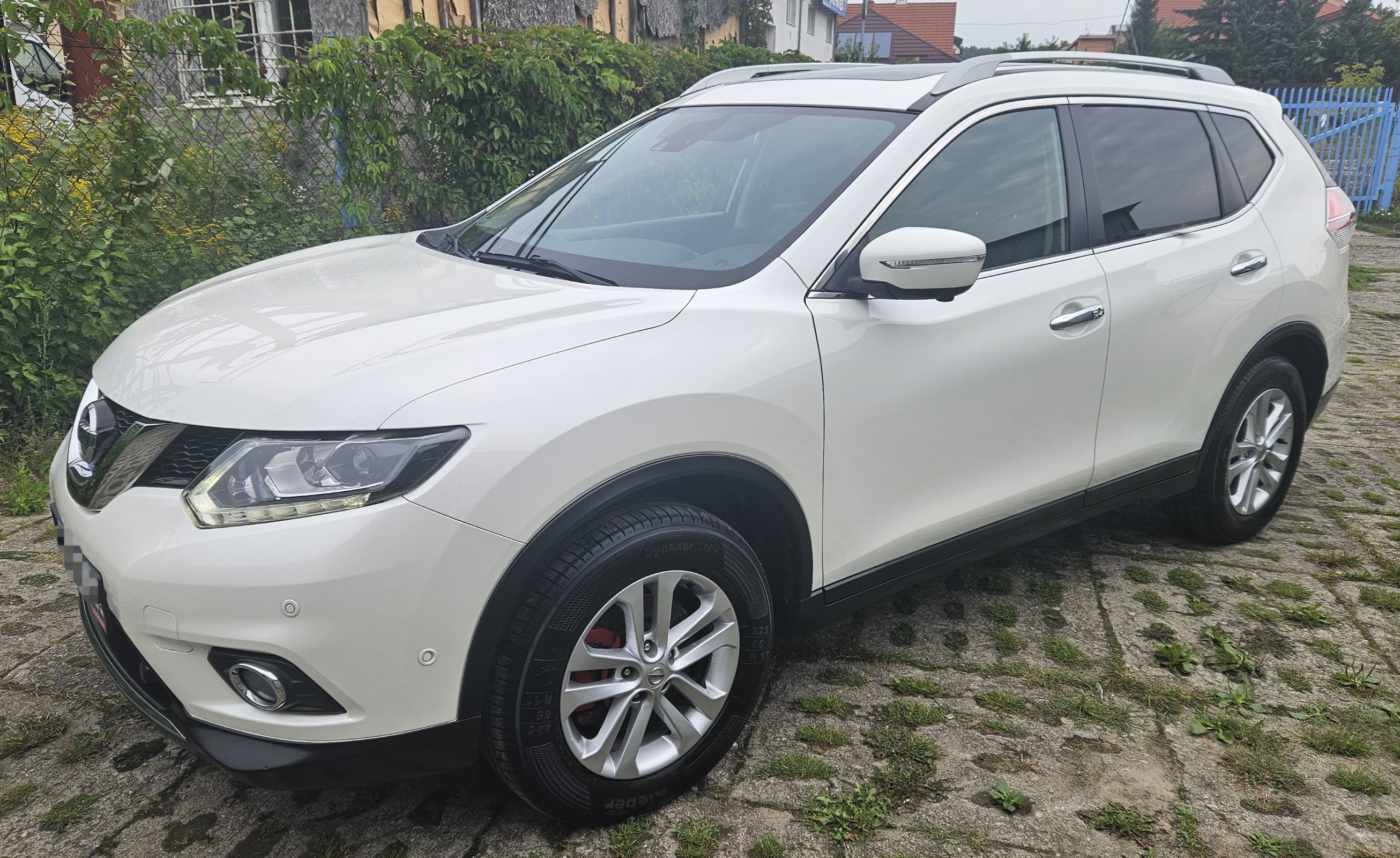 Biały Nissan X-Trail po myciu i pielęgnacji lakieru